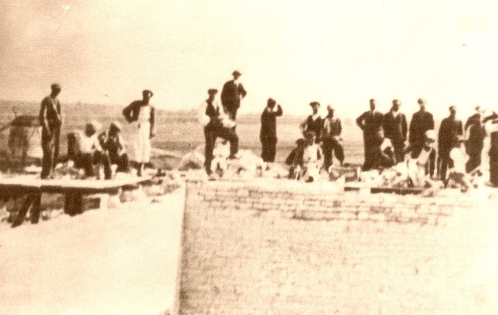 Budowa nowego budynku szkoły rok 1934, pracownicy na murze